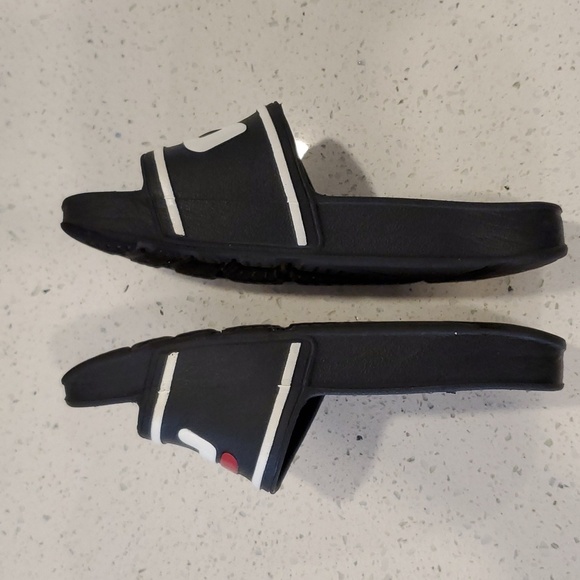 Fila slides - Picture 3 of 6